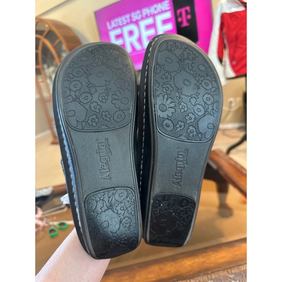 Women’s Alegria Snake Print Sandals. Size 10 - Picture 4 of 5